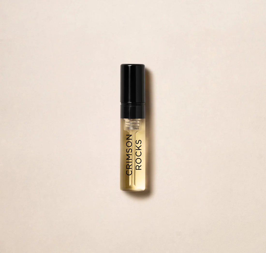 Laissez-vous séduire par le parfum luxueux d'Amouage Crimson Rock avec cet échantillon officiel de 2 ml (0,06 oz). Proposé par la prestigieuse maison de parfums Amouage, cet échantillon vous offre l'occasion idéale de découvrir l'arôme envoûtant de c