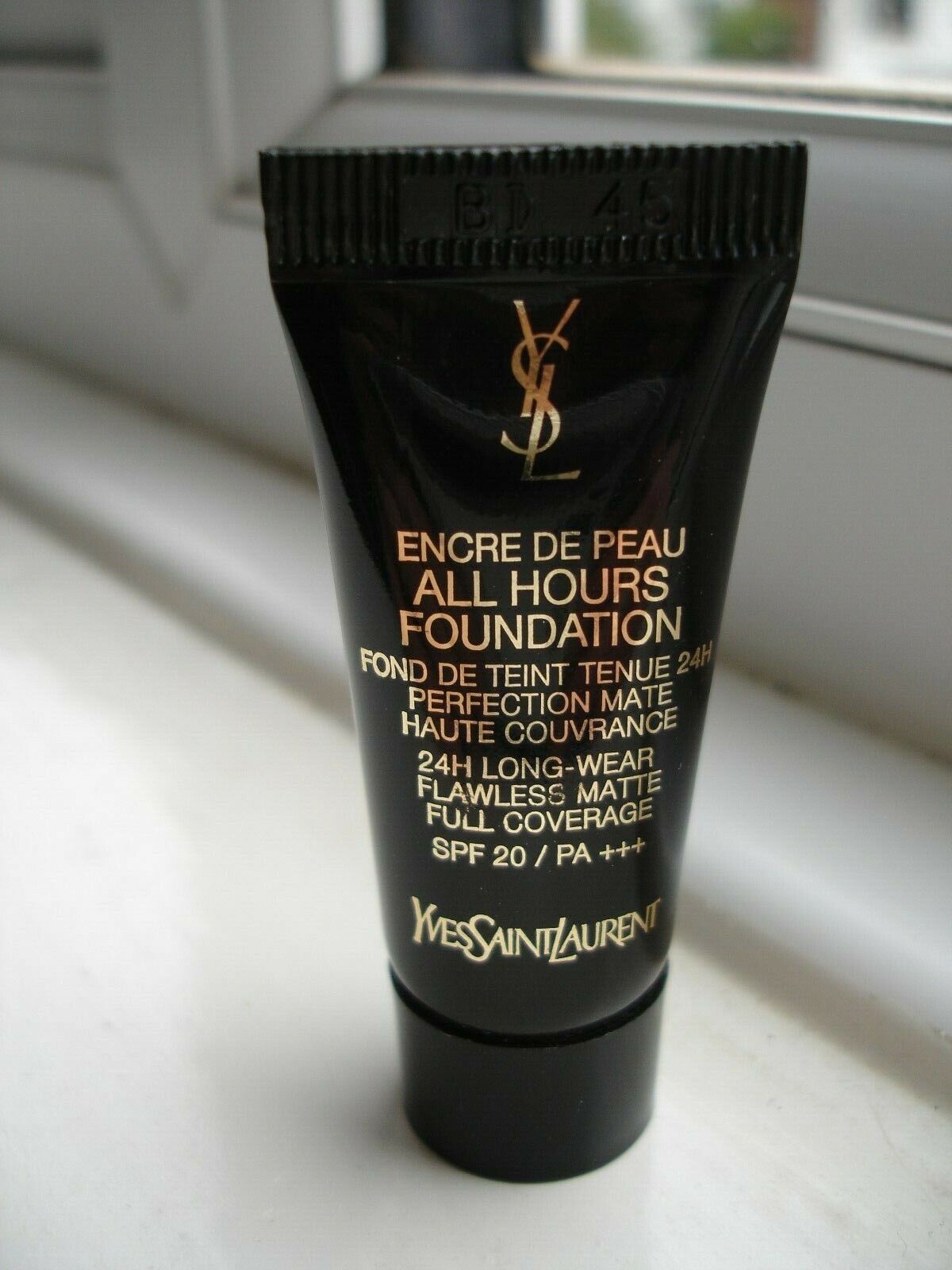 Fond de teint All Hours Yves Saint Laurent 5 ml 0,16 fl. oz. échantillon officiel de soin Teinte B 90 Ebony