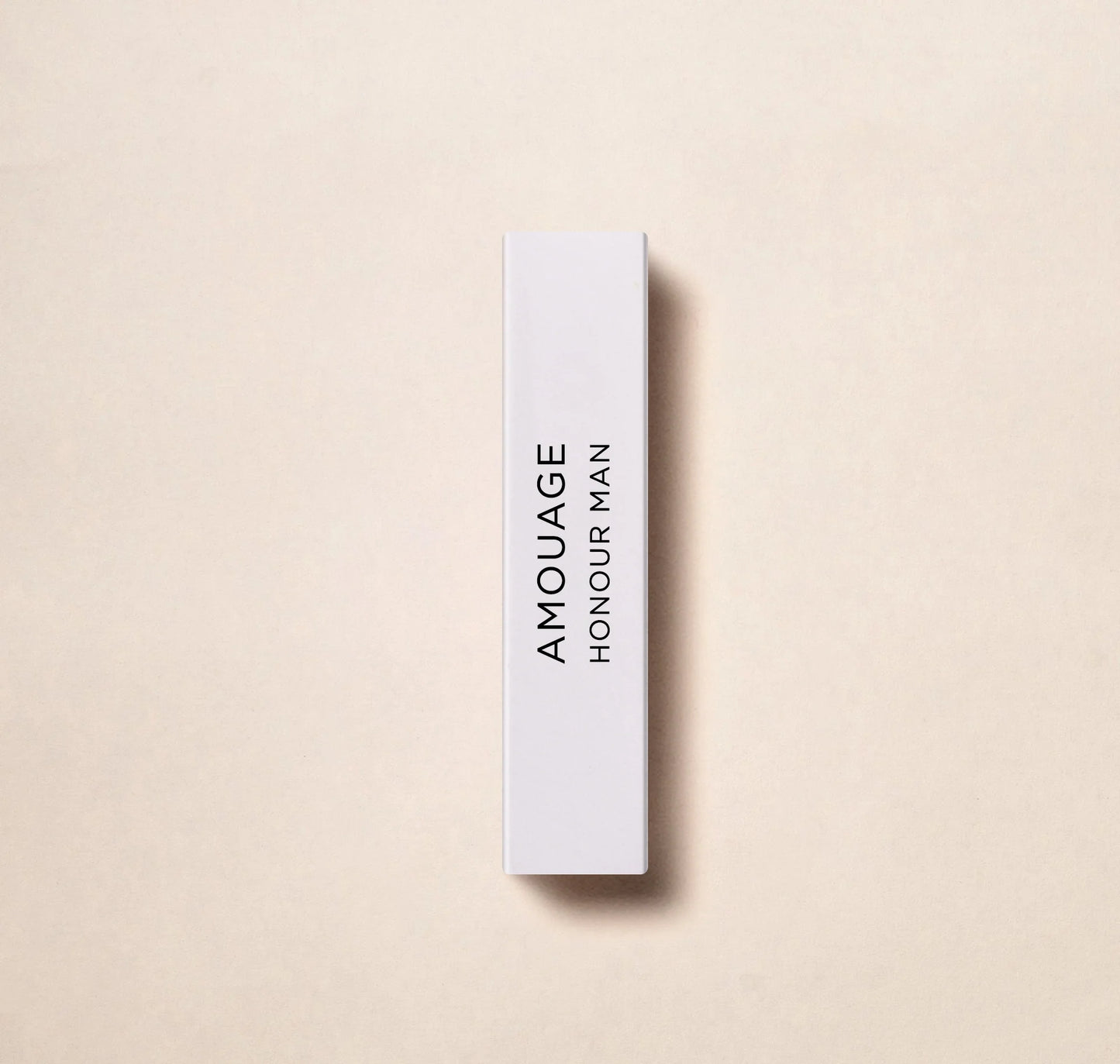 Découvrez le luxe de la maison de parfums Amouage avec l'échantillon officiel du parfum Honour Man 2 ml (0,06 oz). Plongez dans la fragrance sophistiquée de cette marque renommée. Idéal pour des retouches en déplacement ou pour découvrir les parfums 