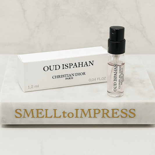 foto van CHRISTIAN DIOR OUD ISPAHAN (Unisex) EDP 1,2 ML officiële parfumstaaltjess op smelltoimpress marmeren standaard