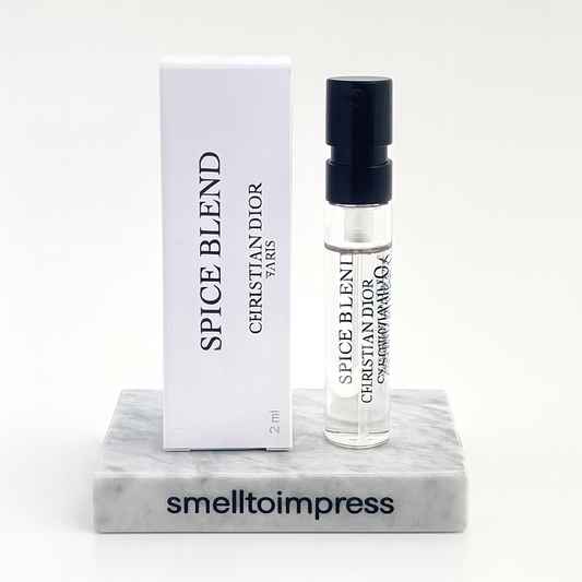 detail van CHRISTIAN DIOR SPICE BLEND (Unisex) EDP 1.2ML officiële parfum samples op smelltoimpress marmeren standaard