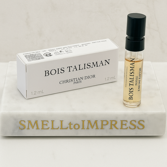 Christian Dior – Bois Talisman officiële parfum- en geurmonsters op een marble smelltoimpress-stand